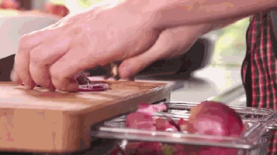 這個砧板設計太神奇!切菜不再弄得哪兒都是