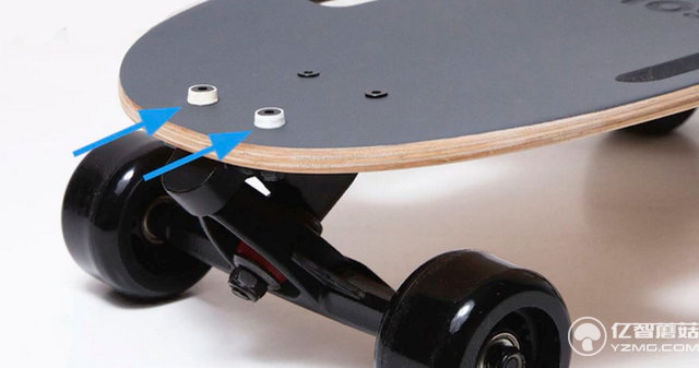 這居然是個滑板?看起來比背包還小 還挺萌