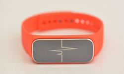 這是專為士兵設(shè)計的手環(huán)：對戰(zhàn)的時候戴著比較容易活