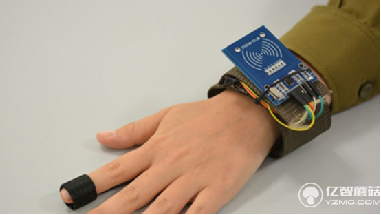 專(zhuān)為士兵設(shè)計(jì)的手環(huán) 對(duì)戰(zhàn)的時(shí)候戴著比較容易活