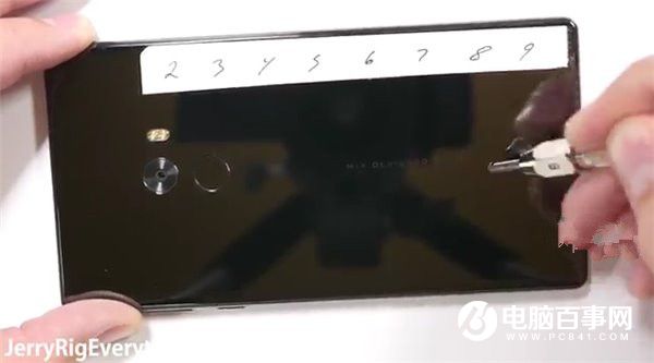 小米MIX暴力測試 用刀刮火烤