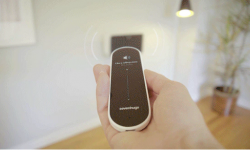 有了Sevenhugs智能遠程遙控   坐我家里能關了你家的燈