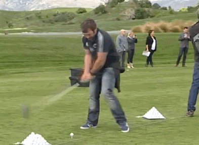 這是顆能當教練的高爾夫球 “麒麟臂”都打不丟