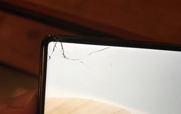 小米MIX用戶沒買碎屏險:沙發掉落后悲劇了