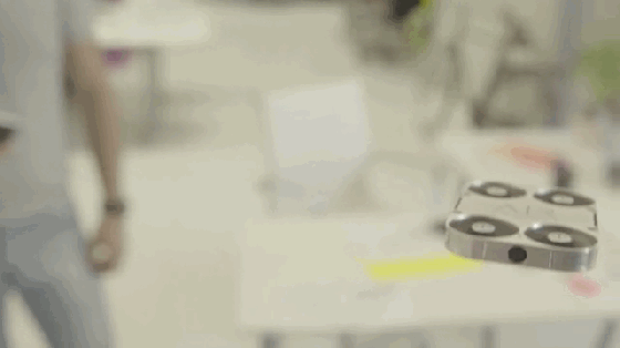 藏在手機(jī)殼里的飛行相機(jī) 自拍界的戰(zhàn)斗機(jī)