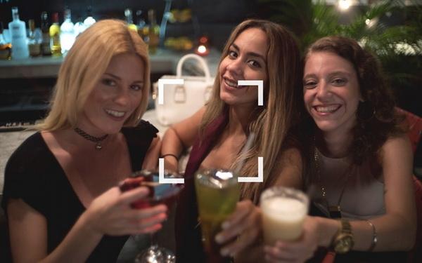 藏在手機(jī)殼里的飛行相機(jī) 自拍界的戰(zhàn)斗機(jī)