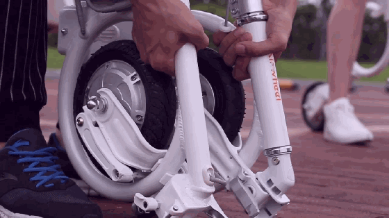 下了車照樣“飆”!一個背包就能裝下這款電動車