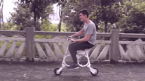 下了車照樣“飆”!一個背包就能裝下這款電動車