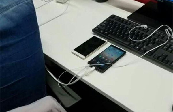 最便宜的驍龍821<a href=/mobile/ target=_blank class=infotextkey>手機</a>？聯(lián)想ZUK Edge黑白真機曝光