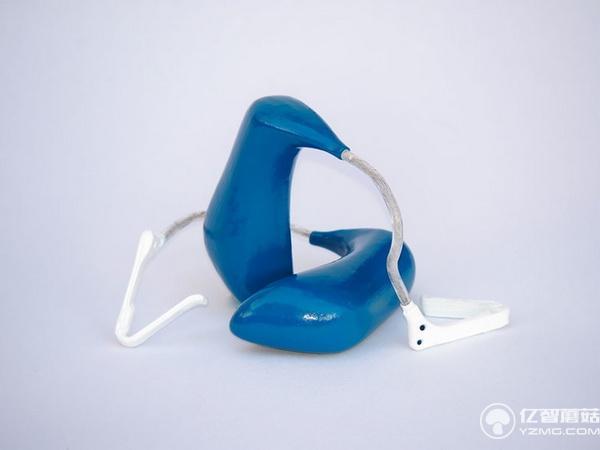 對(duì)你笑不是勾搭你,而是帶著隱形耳機(jī)打電話呢