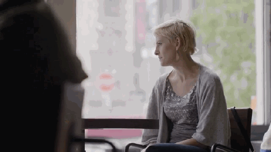 對(duì)你笑不是勾搭你,而是帶著隱形耳機(jī)打電話呢