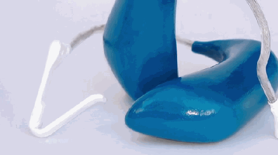 對(duì)你笑不是勾搭你,而是帶著隱形耳機(jī)打電話呢