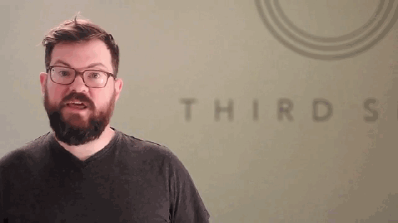 對(duì)你笑不是勾搭你,而是帶著隱形耳機(jī)打電話呢