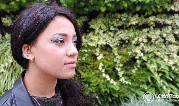 對(duì)你笑不是勾搭你,而是帶著隱形耳機(jī)打電話呢