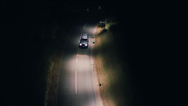 走夜路時(shí)如何出場(chǎng)自帶BGM?無人機(jī)為你照明就行