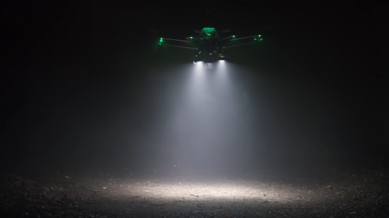 走夜路時(shí)如何出場(chǎng)自帶BGM?無人機(jī)為你照明就行