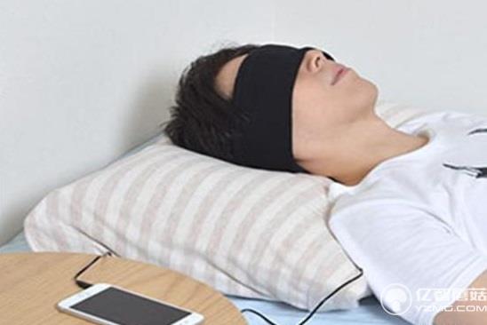 這個眼罩很貼心 定了鬧鐘只有自己能聽見