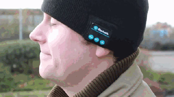 冷的不想碰<a href=/mobile/ target=_blank class=infotextkey>手機</a>了？戴上這個棉帽就可以打電話