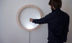 這個皮影時鐘太調皮 看時間前得先戳它一下