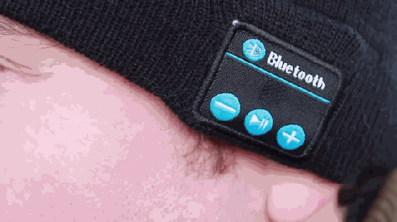 冷的不想碰手機了？戴上這個棉帽就可以打電話