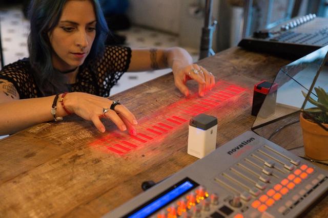 有了這款虛擬投射鍵盤 那電子琴和充電寶都有了