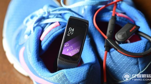 Gear Fit 2終于升級了 不然仰臥起坐得自己數