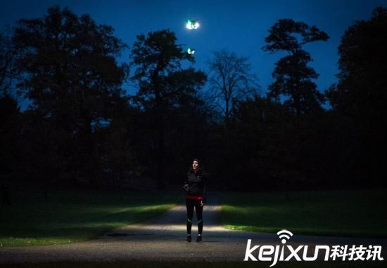 無人機(jī)提供夜晚照明服務(wù) 走夜路不再害怕