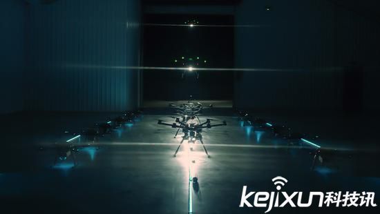 無人機(jī)提供夜晚照明服務(wù) 走夜路不再害怕