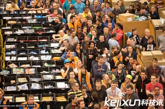 美國黑色星期五購物狂歡 來看橄欖球式搶購貼身肉搏