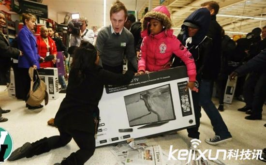 美國黑色星期五購物狂歡 來看橄欖球式搶購貼身肉搏