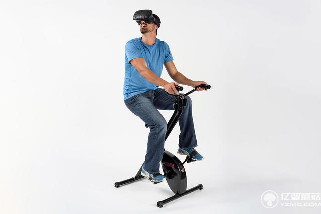 坐上虛擬現實自行車一邊<a href=/games/ target=_blank class=infotextkey>游戲</a>,一邊燃燒卡路里