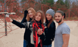 輕松塞入口袋里的Drofie自拍無人機 會變形還能跟拍