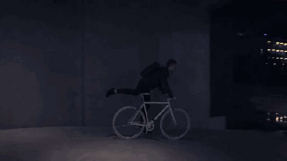 男人也能靠包提升逼格 比如說這款可通體發光的