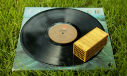 見過便攜音箱 但是你見過能隨身攜帶RokBock唱片機嗎？