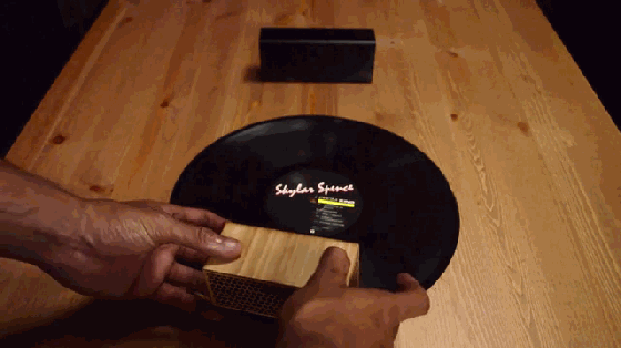 見過便攜音箱 但是你見過能隨身攜帶唱片機嗎?