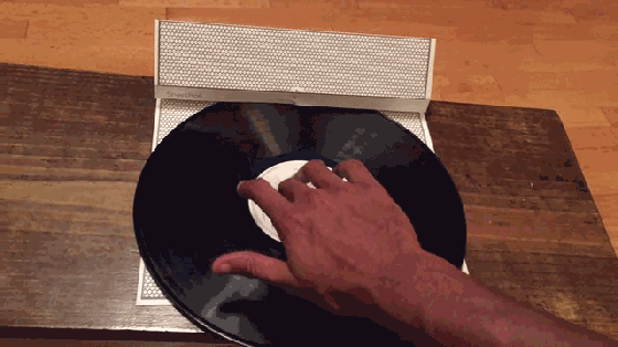 見過便攜音箱 但是你見過能隨身攜帶唱片機嗎?