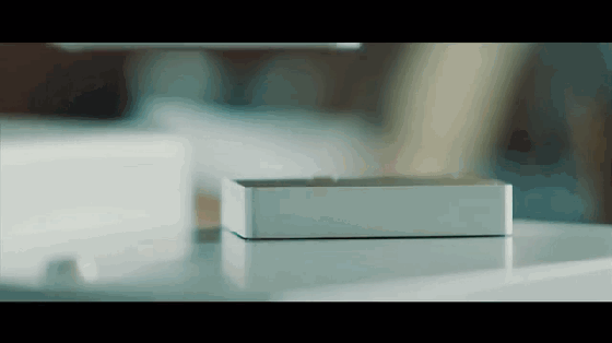 這個盒子相當于高清投影儀+平板+移動電源合體