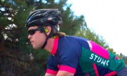 戴上這款Versafit耳機  騎行中音樂頭盔和安全都有了