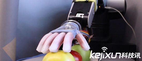 科學家研制柔性機器人手 可感知物體形狀紋理