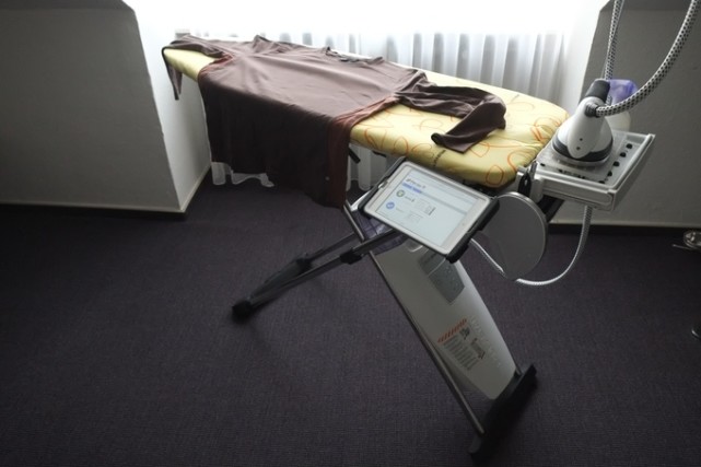 家庭主婦必入 智能化交互式熨衣板讓家務更輕松