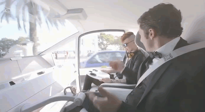 給電動汽車安上VR/AR窗戶是什么體驗?有點像客廳