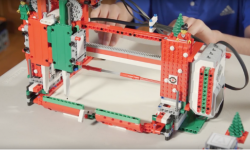 用樂(lè)高玩具發(fā)明寫賀卡的機(jī)器人