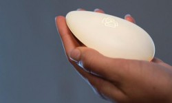 手里握著Calmingstone放松設(shè)備就能平靜下來