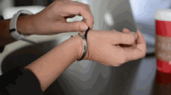 頭繩幫手腕上太難看?這個手環可以幫你掩飾一下