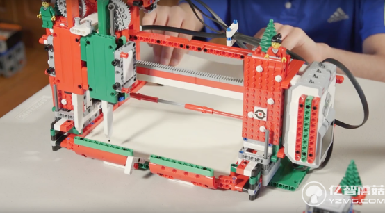 看看別人家孩子 用樂高玩具發(fā)明寫賀卡的機器人