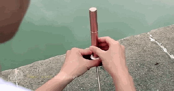 這是世界上最小的自拍桿了吧 不比口紅大多少