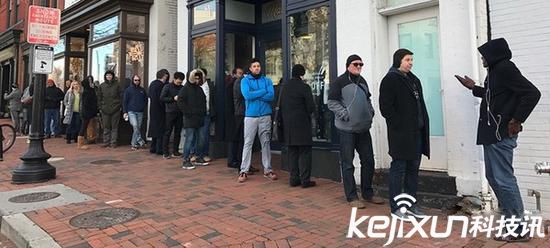 蘋果AirPods線下鋪貨 果粉排隊購買很快售罄