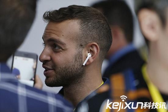 蘋果AirPods無線耳機(jī)有硬傷?捂住耳朵便失靈