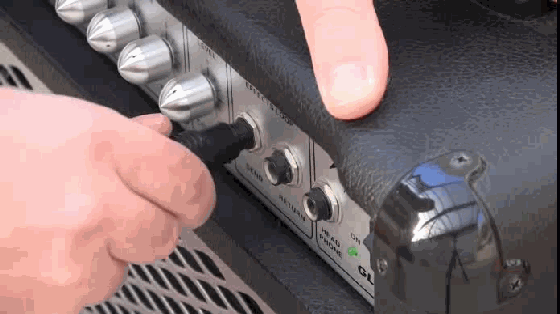 吉他撩妹大法？那帶上能錄專屬伴奏的小音箱吧