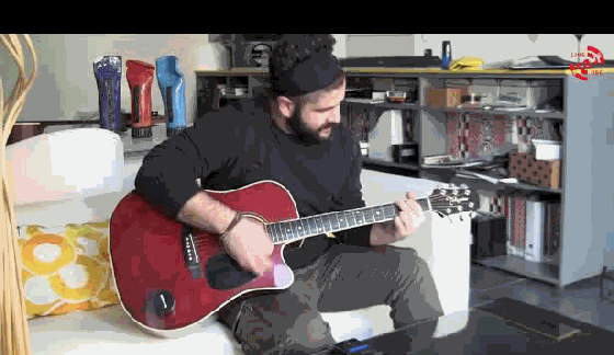 吉他撩妹大法？那帶上能錄專屬伴奏的小音箱吧